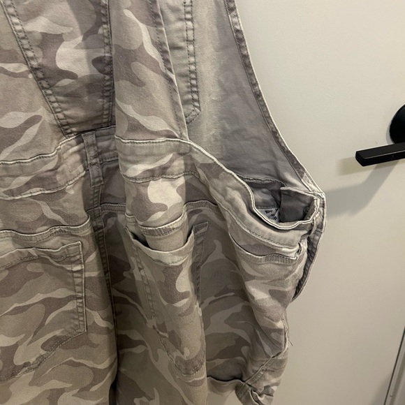 Torrid Camo Short Overalls Size 20 GUC U0817 - Picture 11 of 12